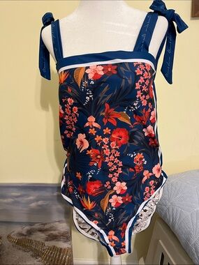 NWT SKAYS Wimen’s XL ( runs a little small) Reversible One-Piece Swimsuit.